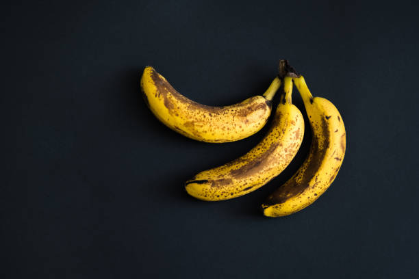 브라운의 상위 뷰 바나나를 발견 했다. 어두운 검은 반점과 바나나 - banana rotting ripe above 뉴스 사진 이미지