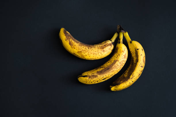 widok z góry brązowych bananów plamistych. banan z ciemnymi czarnymi plamami - banana rotting ripe above zdjęcia i obrazy z banku zdjęć