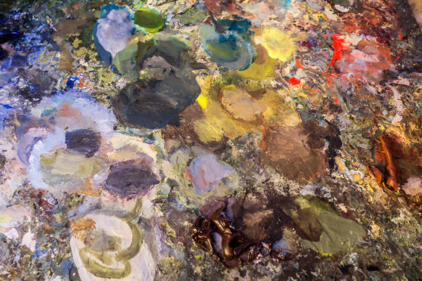 istock Dry oil artist's palette 1071149252