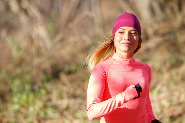 mujer joven para correr en pista en el parque otoño - 7655 fotografías e imágenes de stock