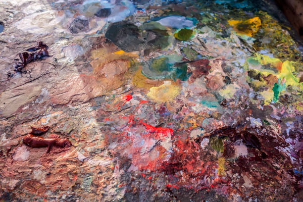 istock Dry oil artist's palette 1071150188