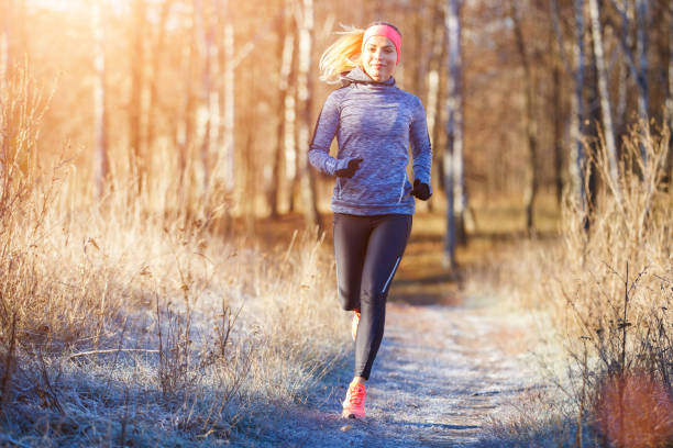 ragazza che corre nel parco all'inizio dell'inverno - autumn jogging outdoors running foto e immagini stock
