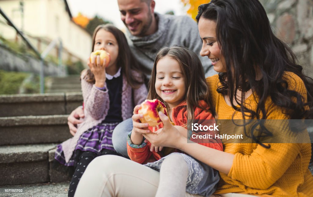 Portrait d’une jeune famille avec deux petits enfants dans la ville à l’automne. - Photo de Famille libre de droits