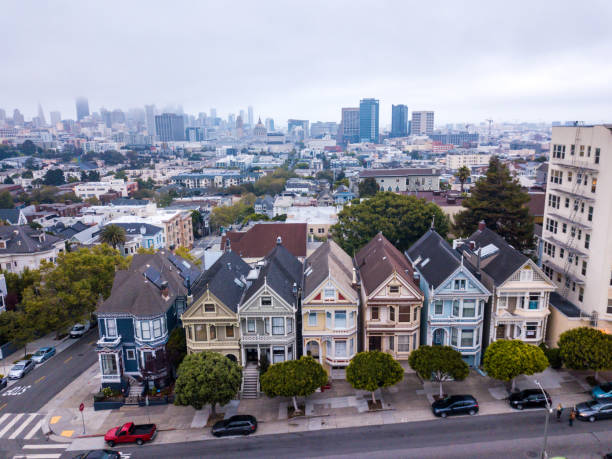 widok na 7 sióstr domów w san francisco. - san francisco county house community skyline zdjęcia i obrazy z banku zdjęć