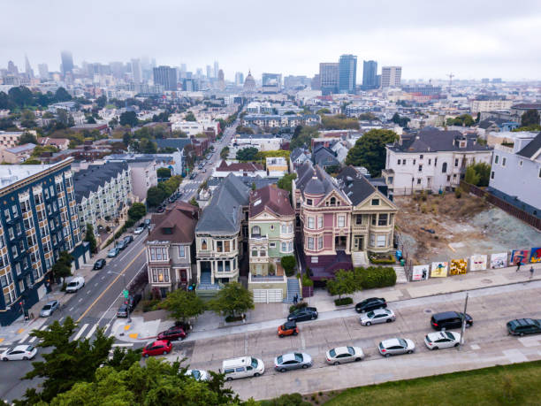 widok na 7 sióstr domów w san francisco. - san francisco county house community skyline zdjęcia i obrazy z banku zdjęć