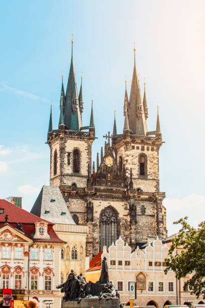 prague, la bohême, république tchèque. vieille ville paysage urbain de prague avec l’église de notre dame avant tyn. construction de style gothique. - tyn church photos et images de collection