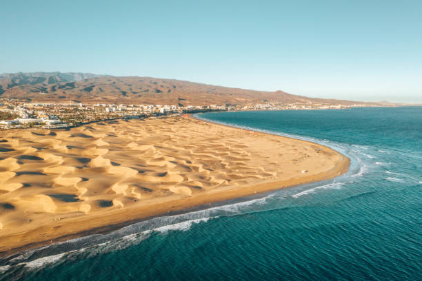 vue de dunes de maspalomas aérienne sur l’île de gran canaria - sunrise hill sea sun photos et images de collection