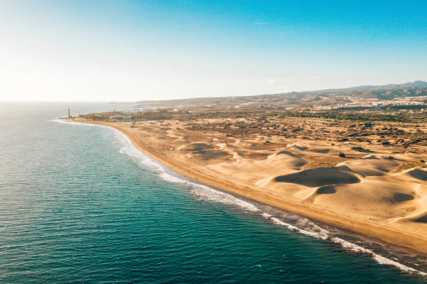 vue de dunes de maspalomas aérienne sur l’île de gran canaria - sunrise hill sea sun photos et images de collection