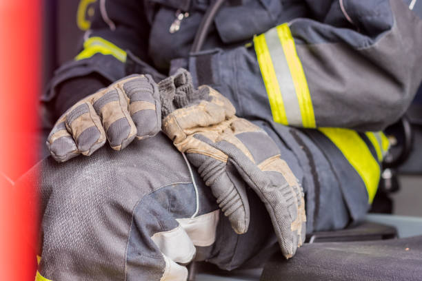 primo posto dell'attrezzatura di un vigile del fuoco - work glove immagine foto e immagini stock