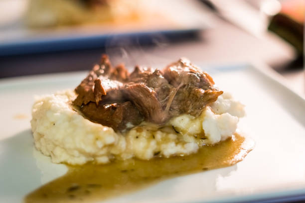 pot roast with mashed potatoes - pot roast roast beef roasted beef imagens e fotografias de stock