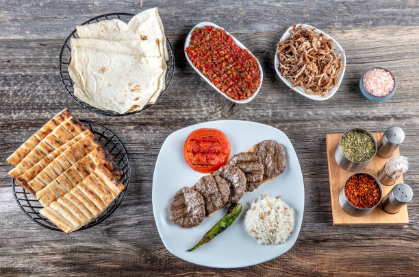 traditionelle türkische küche, sivas blatt frikadelle, reis, ayran. auf dem holzboden. - sivas stock-fotos und bilder
