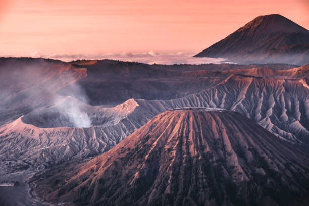 sonnenaufgang am vulkan mt.bromo (gunung bromo) ost-java, indonesien - bromo crater stock-fotos und bilder