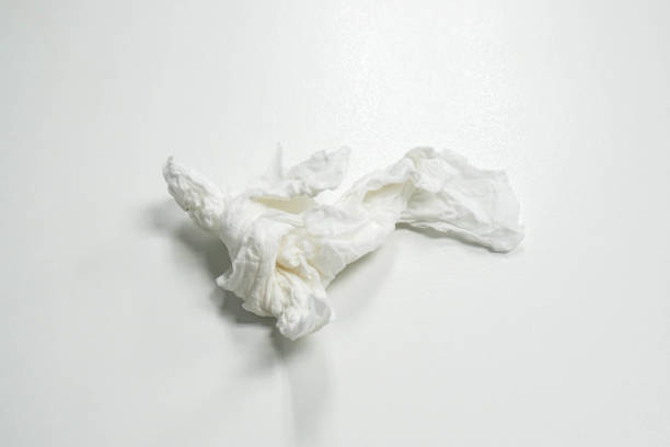 isolierte müll altpapier gewebe - tissue crumpled toilet paper paper stock-fotos und bilder