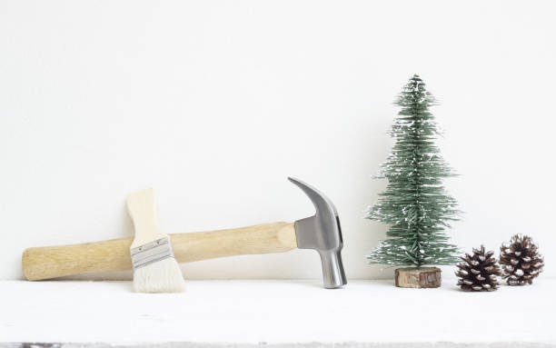 joyeux noël et heureuse nouvelle année avec outils maniables fond concept, de marteaux et de pinceau avec décoration de sapin et de pin cônes sur bois avec espace copie. - christmas tree paint equipment work tool photos et images de collection