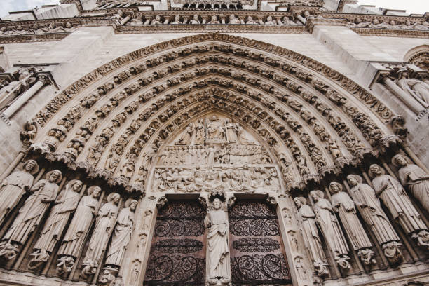 notre dame de paris cathedral gates - church close up paris france gothic style imagens e fotografias de stock