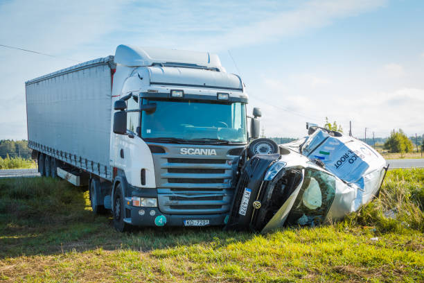 wypadek samochodowy na drodze w dniu 20 września 2018 r., obok inchukalns, łotwa, samochód po zderzeniu z ciężarówką - off road vehicle obrazy zdjęcia i obrazy z banku zdjęć