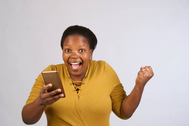 hermosa mujer africana corte felicidad extática sorpresa en línea mirando a cámara - deep etch fotografías e imágenes de stock