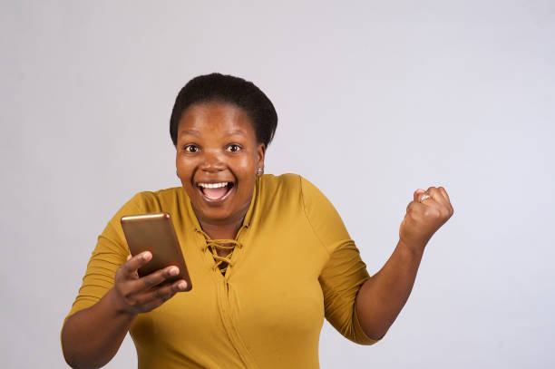 hermosa mujer africana corte felicidad extática sorpresa en línea mirando a la cámara sonriendo - deep etch fotografías e imágenes de stock