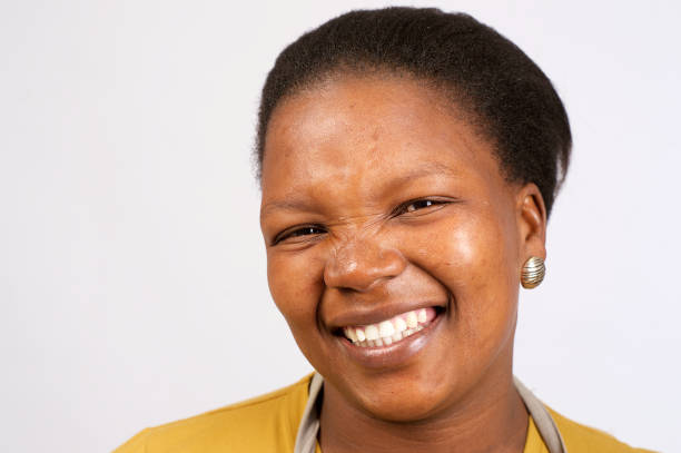 hermosa mujer africana corte formal retrato amable de cerca - deep etch fotografías e imágenes de stock