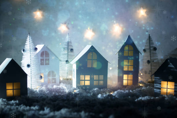 рождественский волшебный фон с маленькими декоративными домиками, красивой праздничной настойкой, милыми домиками ночью, счастливыми зим� - christmas window magic house стоковые фото и изображения