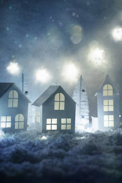 рождественский волшебный фон с маленькими декорати�вными домиками, красивой праздничной настойкой, милыми домиками ночью, счастливыми зим� - christmas window magic house стоковые фото и изображения