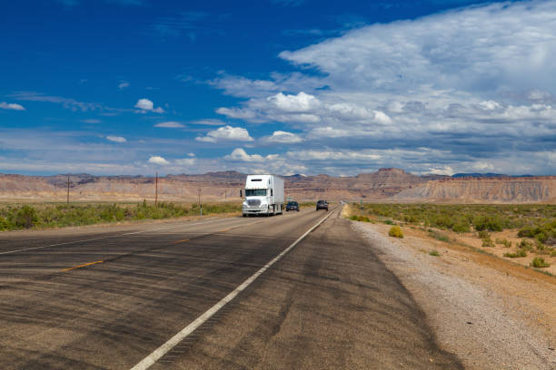 la típica carretera larga americana - truck space desert utah fotografías e imágenes de stock