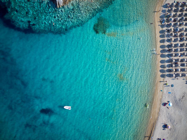 schöner strand top luftbild drohne geschossen - vacations halkidiki beach sand stock-fotos und bilder