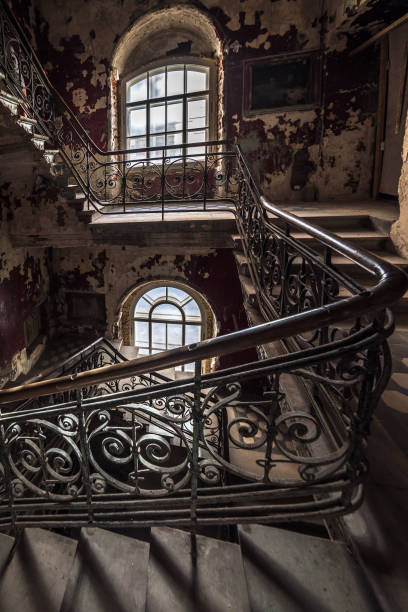 decaying staircase in an abandoned house - palace entrance hall indoors floor imagens e fotografias de stock