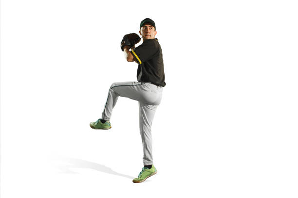 ein kaukasischer mann-baseball-spieler spielen im studio - baseball player baseball baseball uniform baseball cap stock-fotos und bilder