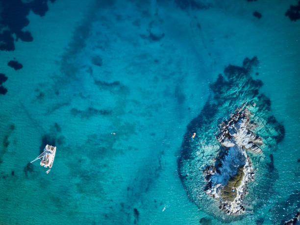 bellissimo drone con vista aerea sulla spiaggia - vacations halkidiki beach sand foto e immagini stock