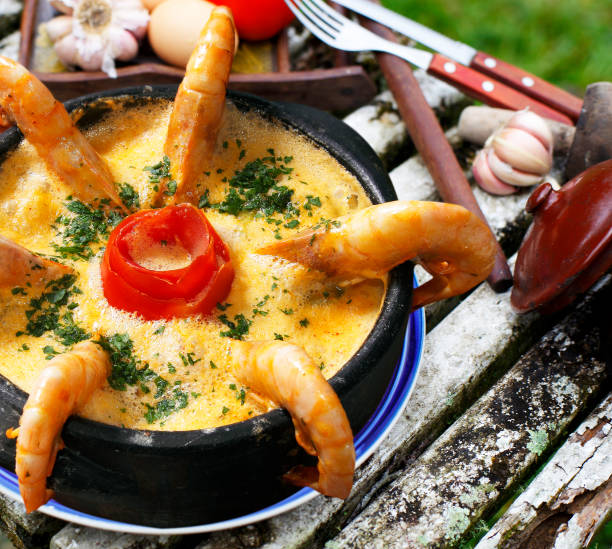 moqueca de camarones y peces - moqueca fotos fotografías e imágenes de stock