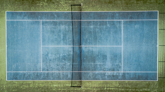 Vista superior de una pista de tenis vieja azul. photo
