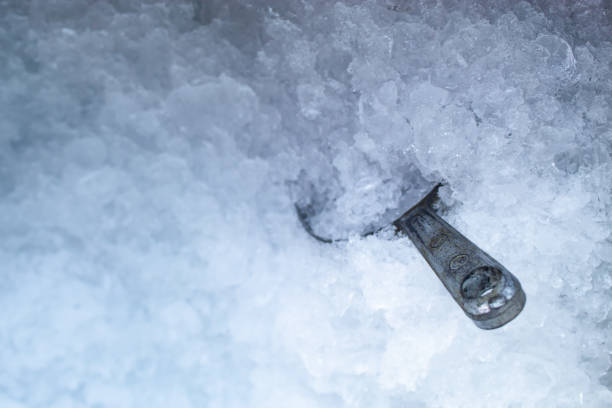 cuchara inoxidable de hielo más vieja. en el hielo - ice machine fotografías e imágenes de stock