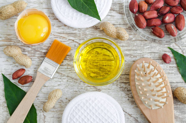 kleine glasschale mit erdnussöl (erdnuß) und rohes eigelb. natürliche gesicht und haar-maske-rezept. zutaten für selbstgemachte kosmetik. ansicht von oben, raum zu kopieren. - ayurveda massaging spa treatment massage oil stock-fotos und bilder