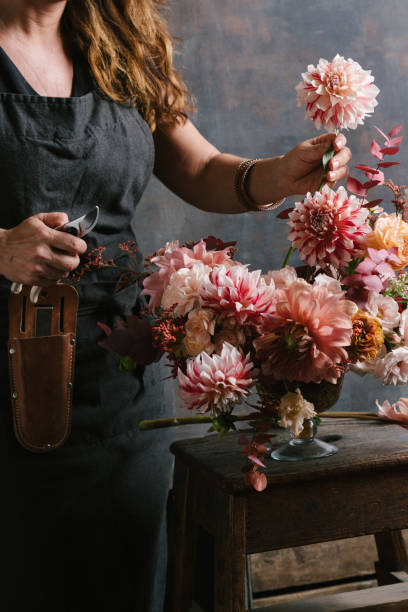 istock Florist arranging flowers 1071347984
