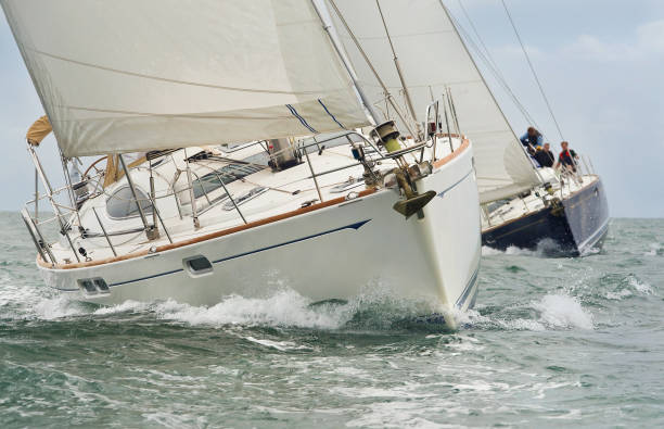 dos hermoso blanco yates, barcos de vela o vela barcos de vela o de carreras en el mar - sailboat race fotografías e imágenes de stock