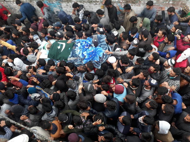 Braving rain and heavy tear gas shelling, thousands attend the funeral procession of Slain TuM rebel Naseer Teli at his ancestral home town of Sopore Indian Controlled Kashmir on Nov 02/2018. Naseer Teli was killed in brief shootout last night in Handwara desafiando la lluvia y el bombardeo pesado gas lacrimógeno, miles asisten a la procesión del entierro de tum muertos rebeldes naseer teli en su ancestral hogar ciudad de sopore controlado cachemira india en 02 de nov / 2018. naseer teli fue asesinado en