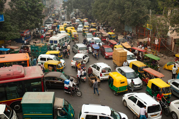 traffic jam on the polluted streets of new delhi, india. - delhi imagens e fotografias de stock