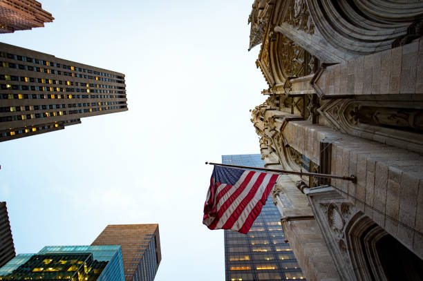 está agitando una bandera americana en una iglesia en manhattan. - american flag architectural feature architecture chicago fotografías e imágenes de stock