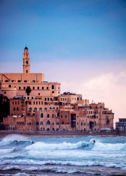 jaffa sunset, surfers in action - tel aviv, israel - tel aviv imagens e fotografias de stock