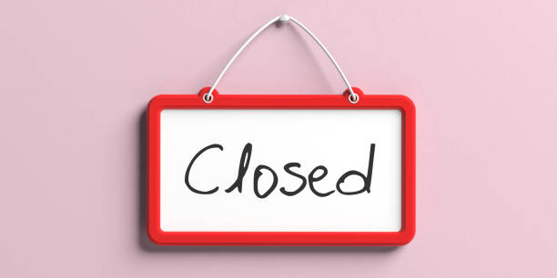 istock Closed text. Sign with red frame hanging on pink wall. 3d illustration 1071380568