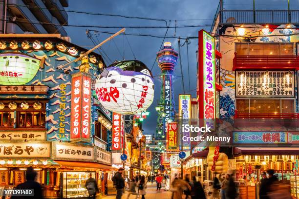 Shinsekai De Osaka En La Torre De Tsutenkaku De Noche Foto de stock y más banco de imágenes de Japón