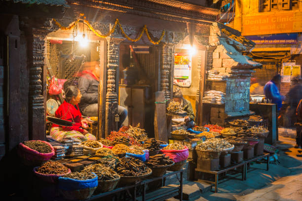 vendeur d’épices katmandou dans la boutique en bois ornée durbar square nuit au népal - patan photos et images de collection