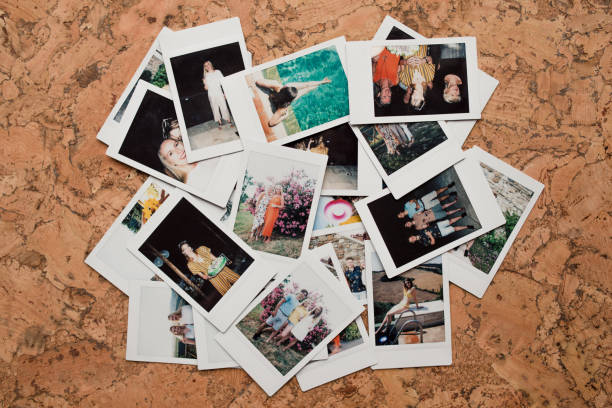 instant camera foto's van vrienden op vakantie - mens gemaakte bouwwerken fotos stockfoto's en -beelden