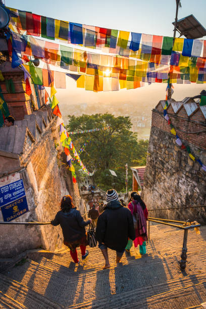 oración de katmandú banderas amanecer en swayambhunath mono templo peregrinos nepal - swayambhunath fotografías e imágenes de stock