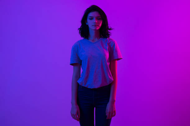 młoda kobieta w różowych niebieskich neonach. kreatywny kolorowy portret - vogue dancing zdjęcia i obrazy z banku zdjęć
