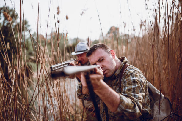 cel koncentruje myśliwych - hunting two people camouflage rifle zdjęcia i obrazy z banku zdjęć