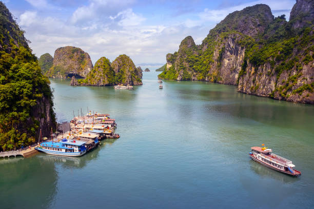 vietnam, halong bay - halong bay vietnam bay cruise imagens e fotografias de stock