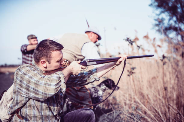 strategia polowania grup owe - hunting two people camouflage rifle zdjęcia i obrazy z banku zdjęć