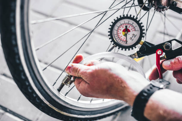 велосипедный насос - bicycle bicycle pump inflating tire стоковые фото и изображения